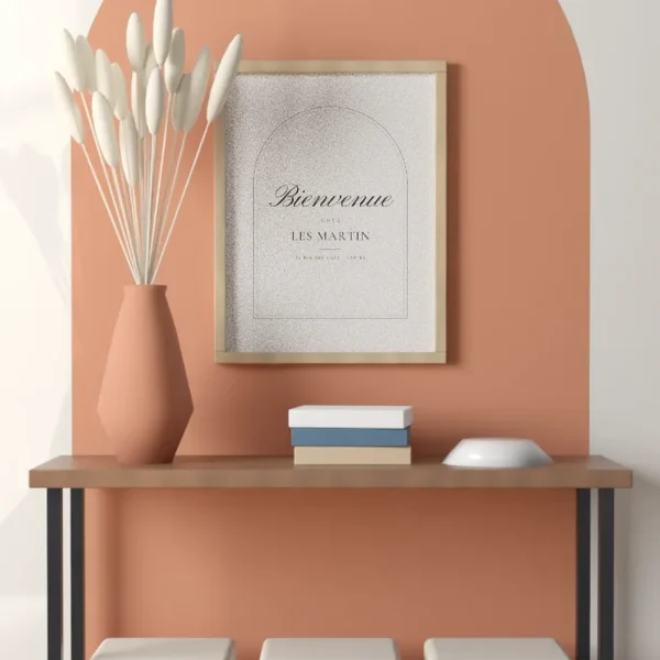 Affiche personnalisée « Bienvenue chez nous » accrochée dans une pièce, pour juger de la taille et des couleurs