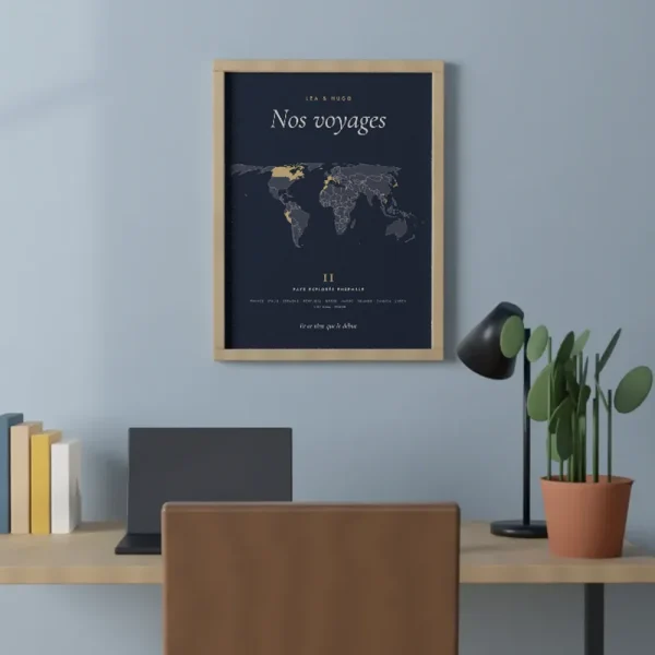 Affiche personnalisée « La carte de nos voyages » accrochée dans une pièce, pour juger de la taille et des couleurs