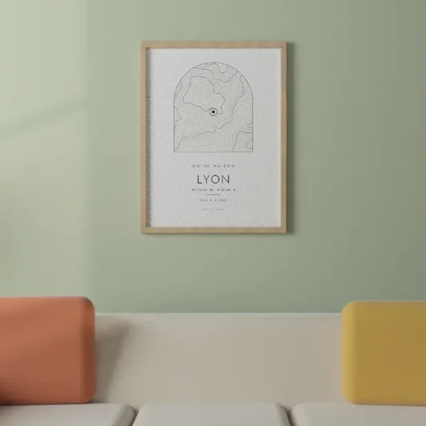 Affiche personnalisée « Coordonnées de notre maison » accrochée dans une pièce, pour juger de la taille et des couleurs