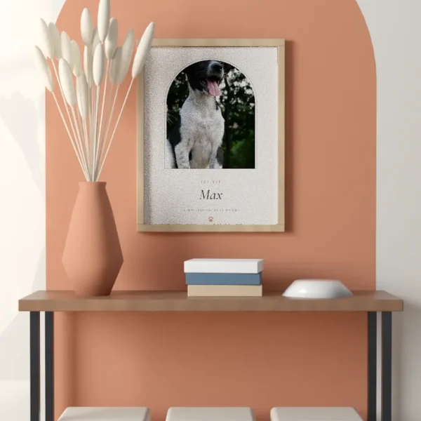 Affiche personnalisée « Ici vit » avec la photo de votre animal accrochée dans une pièce, pour juger de la taille et des couleurs