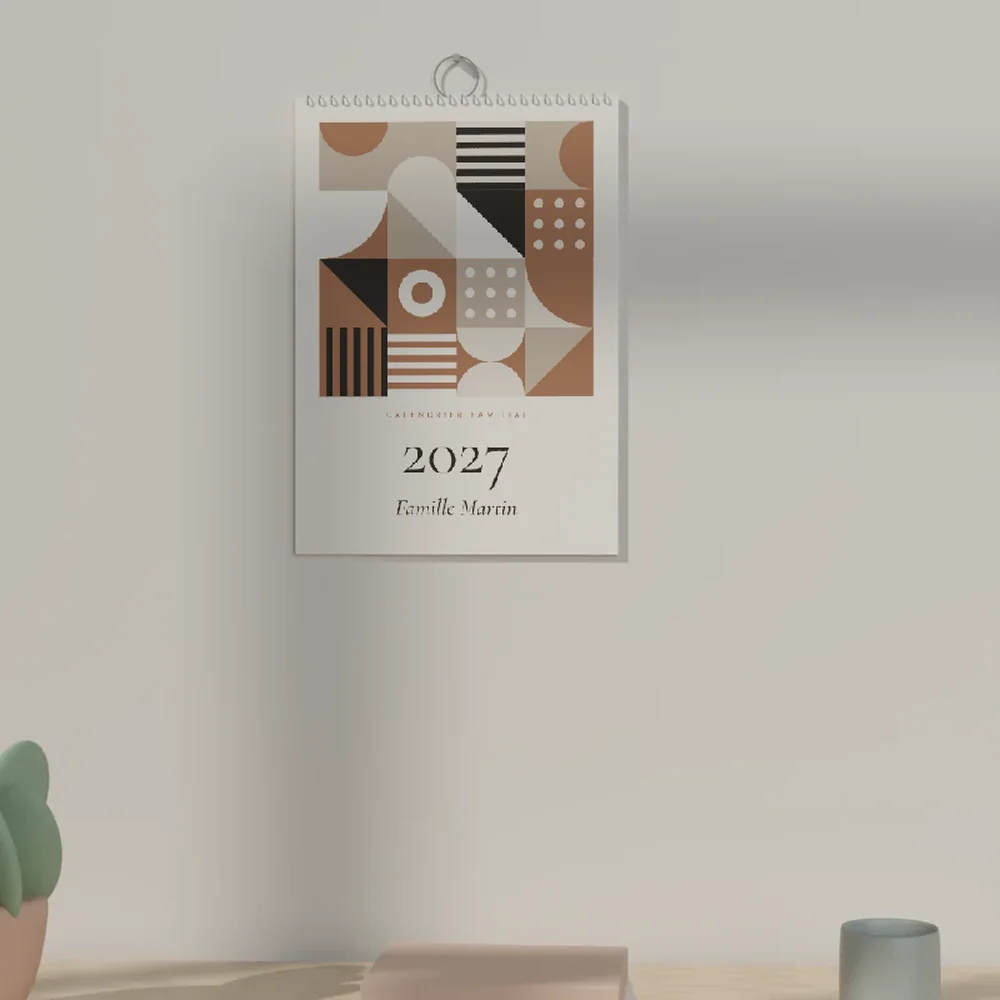 Calendrier familial personnalisé 2027 accroché au mur