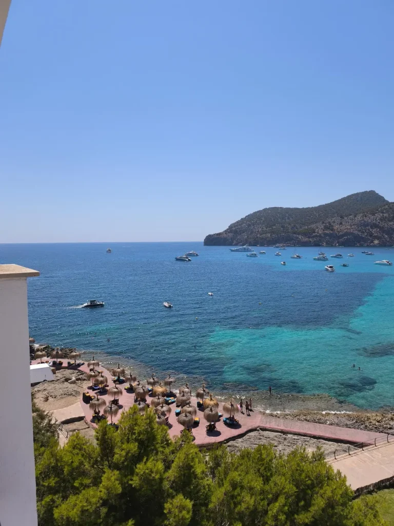 Photo de vacances prise au téléphone, vue sur une plage et une eau turquoise