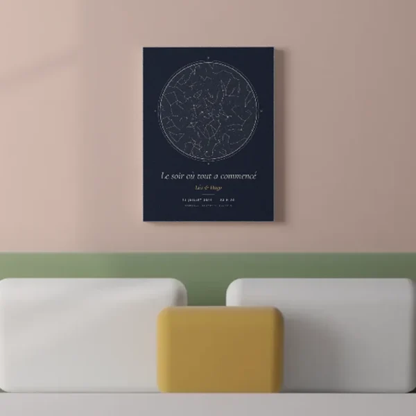Toile personnalisée « Le ciel de notre rencontre » accrochée dans une pièce, pour juger de la taille et des couleurs